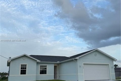 House in Lehigh Acres, Florida 4 bedrooms № 2004273 - photo 2