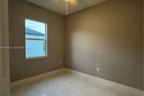 House in Lehigh Acres, Florida 4 bedrooms № 2004273 - photo 12