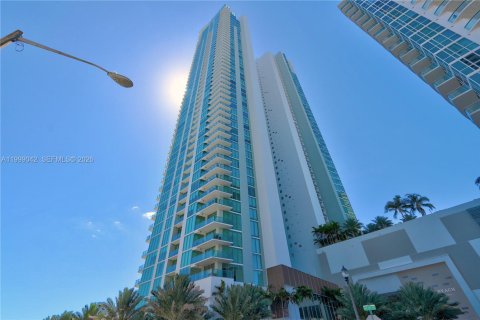 Appartement à louer à Miami, Floride: 2 chambres, 98.48 m2 № 2060988 - photo 1