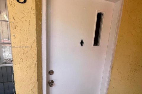 Copropriété à louer à Miami, Floride: 2 chambres, 92.9 m2 № 1809070 - photo 1