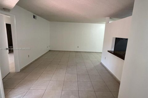 Copropriété à louer à Miami, Floride: 2 chambres, 92.9 m2 № 1809070 - photo 2