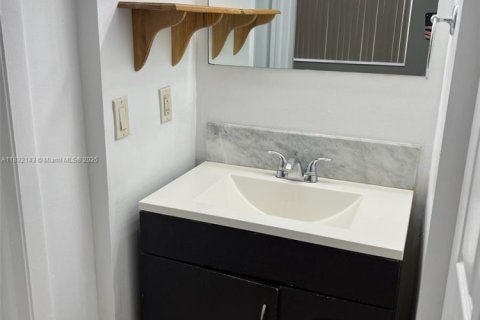 Copropriété à louer à Miami, Floride: 2 chambres, 92.9 m2 № 1809070 - photo 10