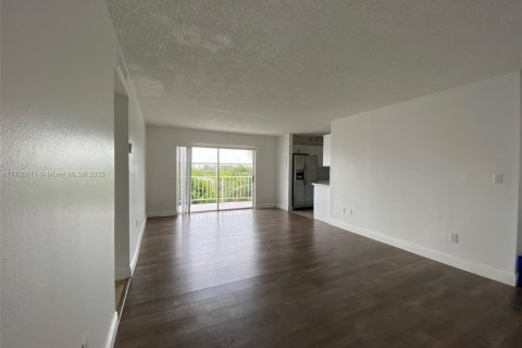 Condo in Miami, Florida, 2 bedrooms  № 1699377 - photo 4
