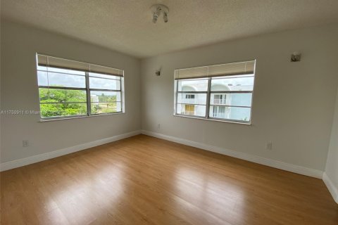 Condo in Miami, Florida, 2 bedrooms  № 1699377 - photo 12