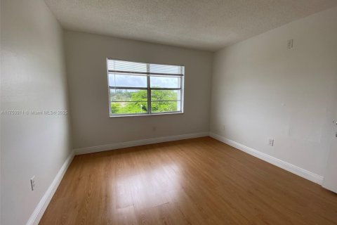 Condo in Miami, Florida, 2 bedrooms  № 1699377 - photo 16