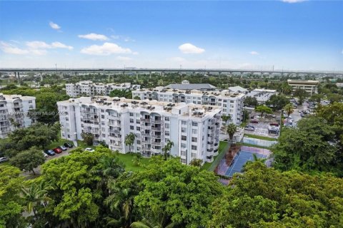 Condo in Miami, Florida, 2 bedrooms  № 1699377 - photo 21