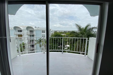 Condo in Miami, Florida, 2 bedrooms  № 1699377 - photo 7