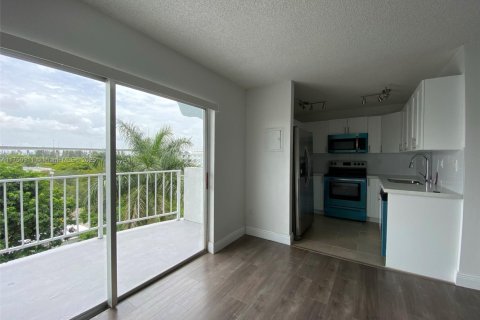 Condo in Miami, Florida, 2 bedrooms  № 1699377 - photo 6
