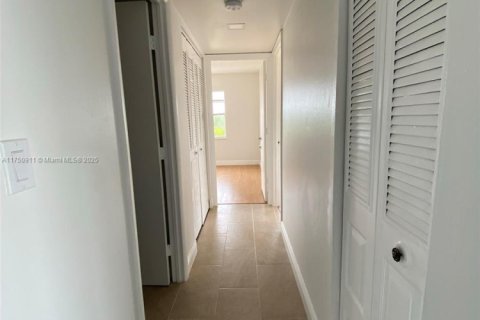 Condo in Miami, Florida, 2 bedrooms  № 1699377 - photo 11