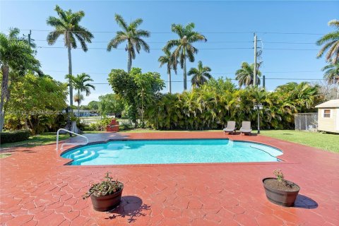 Casa en venta en Cutler Bay, Florida, 3 dormitorios, 169.64 m2 № 2074780 - foto 2