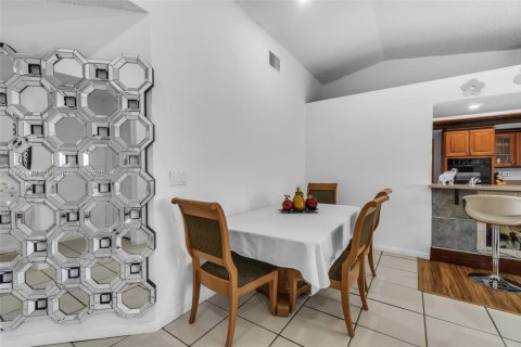 Снять в аренду виллу или дом в Хомстед, Флорида 2 спальни, 120.96м2, № 1957804 - фото 9