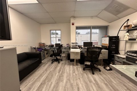 Propiedad comercial en venta en Doral, Florida № 1942453 - foto 4