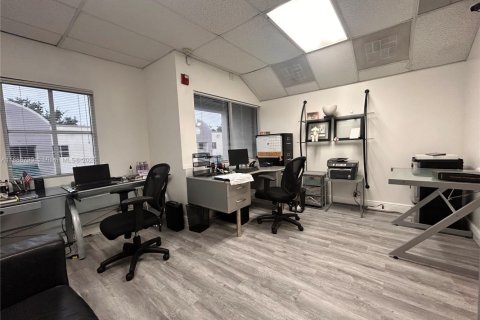 Propiedad comercial en venta en Doral, Florida № 1942453 - foto 5