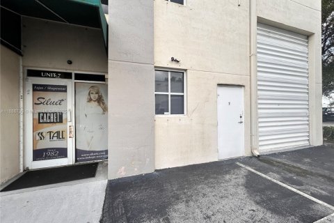 Propiedad comercial en venta en Doral, Florida № 1942453 - foto 1