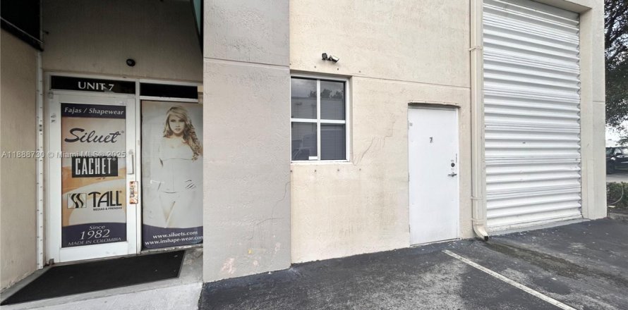 Propiedad comercial en Doral, Florida № 1942453