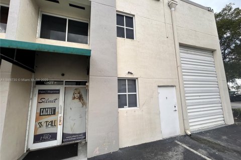 Propiedad comercial en venta en Doral, Florida № 1942453 - foto 3