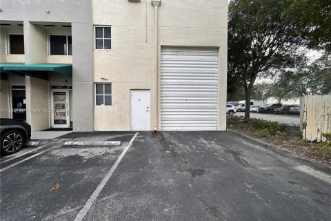 Propiedad comercial en venta en Doral, Florida № 1942453 - foto 2
