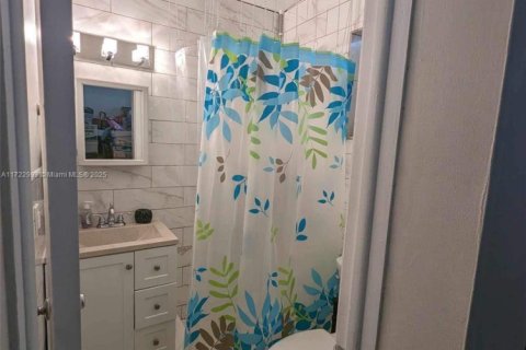 House in Hialeah, Florida 4 bedrooms, 166.39 sq.m. № 2013163 - photo 11