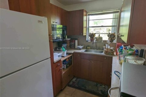 House in Hialeah, Florida 4 bedrooms, 166.39 sq.m. № 2013163 - photo 10