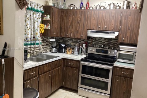 House in Hialeah, Florida 4 bedrooms, 166.39 sq.m. № 2013163 - photo 9