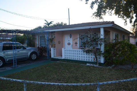 House in Hialeah, Florida 4 bedrooms, 166.39 sq.m. № 2013163