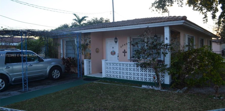 House in Hialeah, Florida 4 bedrooms, 166.39 sq.m. № 2013163