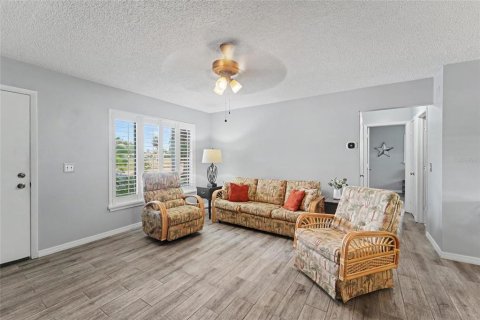 House in Palm Harbor, Florida 2 bedrooms, 105.17 sq.m. № 2230769 - photo 8