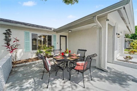House in Palm Harbor, Florida 2 bedrooms, 105.17 sq.m. № 2230769 - photo 2