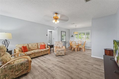 House in Palm Harbor, Florida 2 bedrooms, 105.17 sq.m. № 2230769 - photo 7