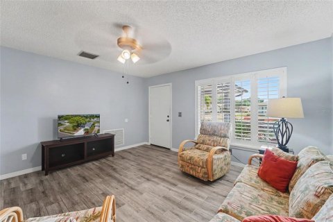House in Palm Harbor, Florida 2 bedrooms, 105.17 sq.m. № 2230769 - photo 9