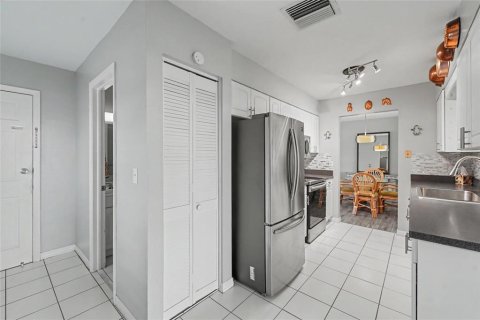 House in Palm Harbor, Florida 2 bedrooms, 105.17 sq.m. № 2230769 - photo 13