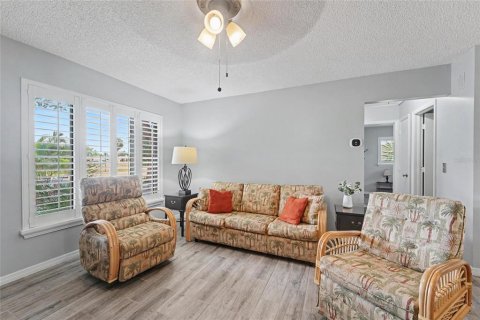 House in Palm Harbor, Florida 2 bedrooms, 105.17 sq.m. № 2230769 - photo 10