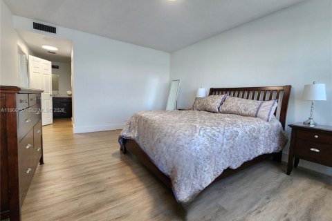 Copropriété à louer à Hollywood, Floride: 2 chambres, 103.12 m2 № 2028973 - photo 11