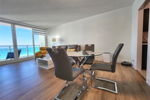 Copropriété à louer à Hollywood, Floride: 2 chambres, 103.12 m2 № 2028973 - photo 4