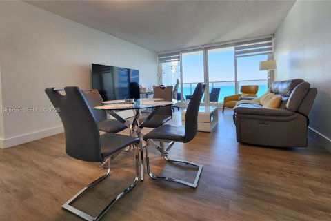 Copropriété à louer à Hollywood, Floride: 2 chambres, 103.12 m2 № 2028973 - photo 5
