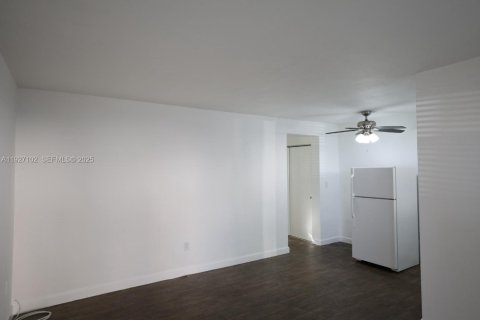 Снять в аренду квартиру в Хайалиа, Флорида 1 спальня, 41.81м2, № 1992331 - фото 4