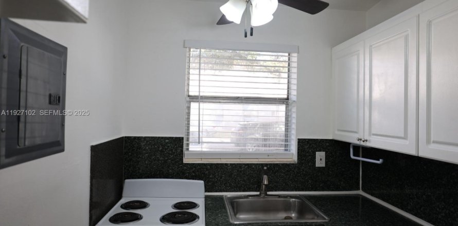 Квартира в Хайалиа, Флорида 1 спальня, 41.81м2 № 1992331