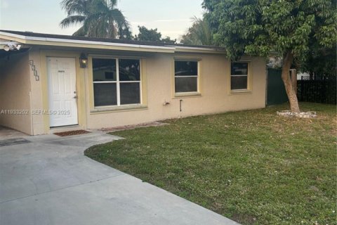 Снять в аренду виллу или дом в Дейви, Флорида 3 спальни, 83.61м2, № 1991984 - фото 1