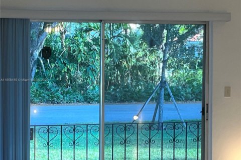 Condo in Coral Gables, Florida, 2 bedrooms  № 1882403 - photo 6