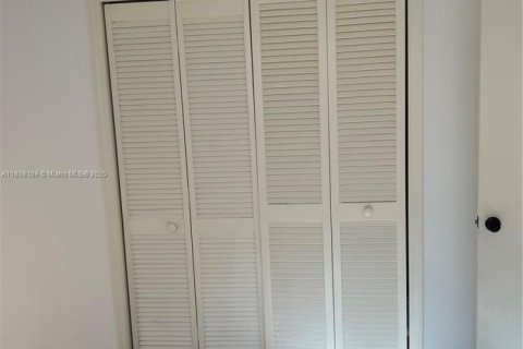 Condo in Coral Gables, Florida, 2 bedrooms  № 1882403 - photo 13