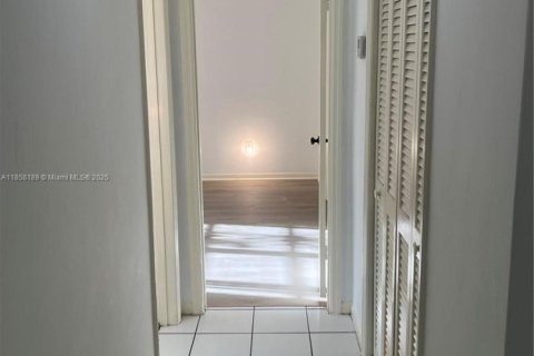 Condo in Coral Gables, Florida, 2 bedrooms  № 1882403 - photo 10