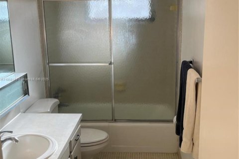 Condo in Coral Gables, Florida, 2 bedrooms  № 1882403 - photo 14
