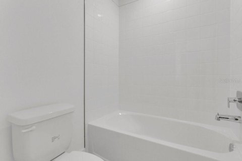 House in Orlando, Florida 5 bedrooms, 240.99 sq.m. № 2408404 - photo 14