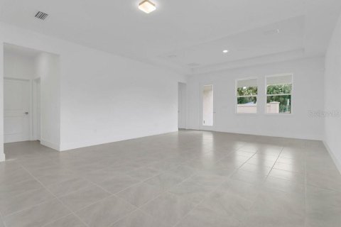 House in Orlando, Florida 5 bedrooms, 240.99 sq.m. № 2408404 - photo 4