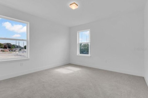 House in Orlando, Florida 5 bedrooms, 240.99 sq.m. № 2408404 - photo 24