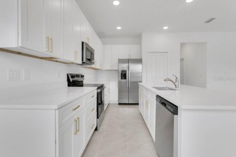 House in Orlando, Florida 5 bedrooms, 240.99 sq.m. № 2408404 - photo 9