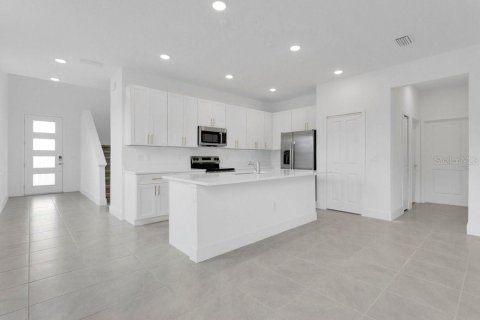 House in Orlando, Florida 5 bedrooms, 240.99 sq.m. № 2408404 - photo 8