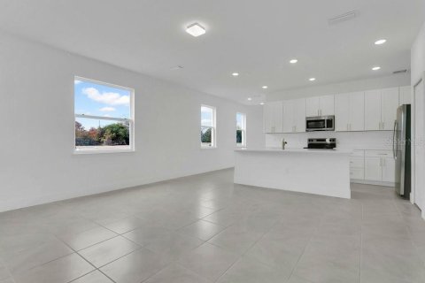 House in Orlando, Florida 5 bedrooms, 240.99 sq.m. № 2408404 - photo 10