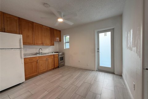 Villa ou maison à louer à Miami, Floride: 2 chambres, 199.93 m2 № 2047942 - photo 4