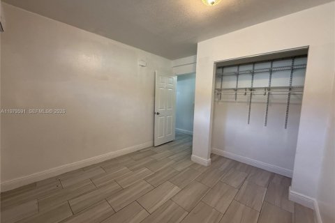 Villa ou maison à louer à Miami, Floride: 2 chambres, 199.93 m2 № 2047942 - photo 10